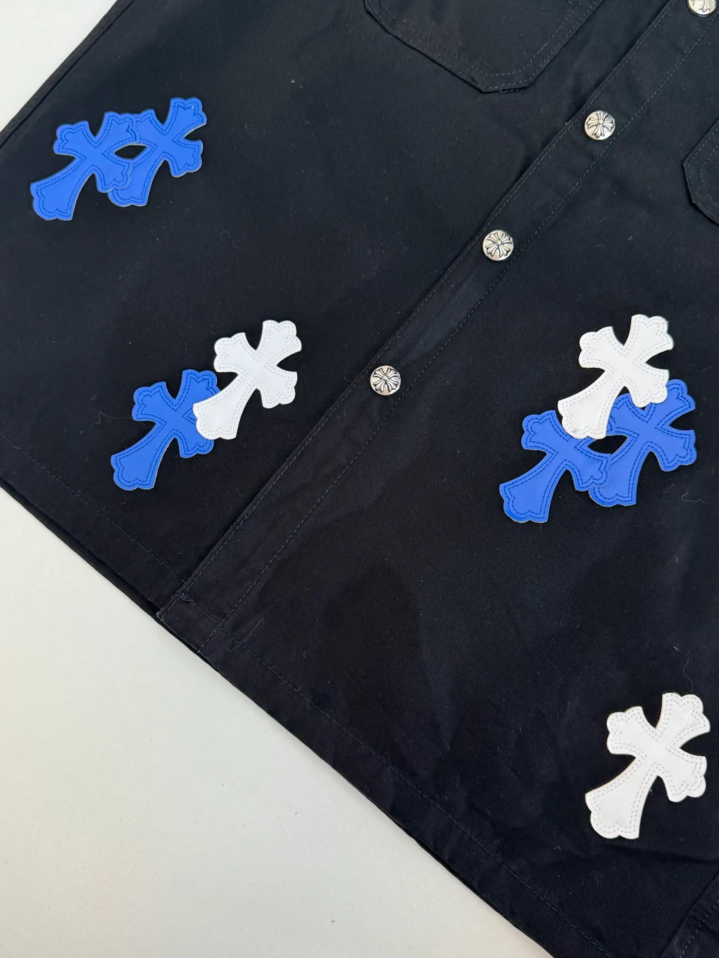 P590 Chrome Heart*/Chrome Heart CH leather workwear denim jacket, originally purchased for HK26,680, is a new series developed over the past 25 years. It is made of high-ounce twill denim fabric (the color is exclusive blackish blue, distinguishing it from pure black on the market), and the two-color cross is made of artificial leather (all individually dyed, with the same texture and no color difference). The stitch length, thread color, and wiring of the car are exactly the same. The inner leather is made of first-layer calfskin, with regular cross stitching, special machine sewing and edge stitching, 925 silver electroplated hardware, and consistent oxidation and distressing effects.  Size：S/M/L